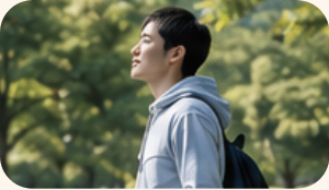 緑の中で前を向く男性