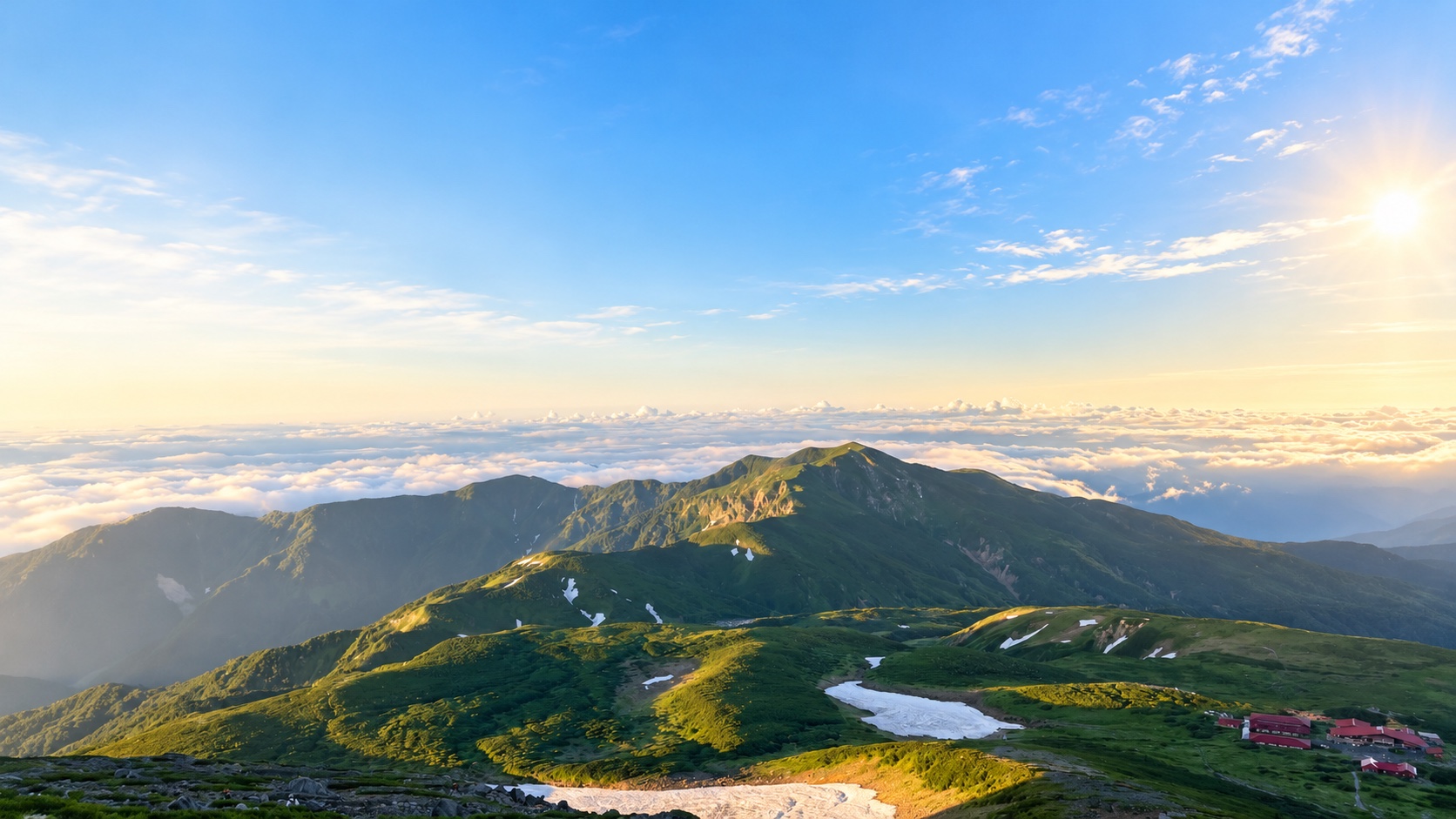 朝日に照らされた山並みと雲海