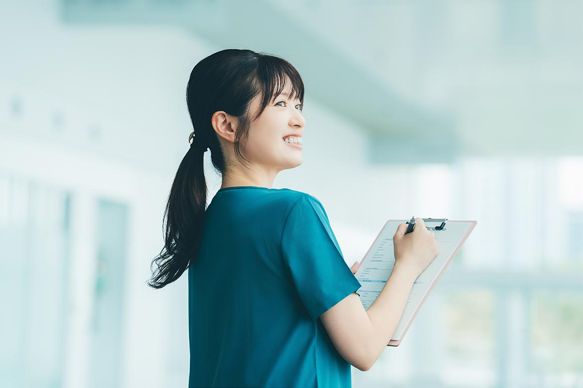 記録用ボードを持つ福祉スタッフ