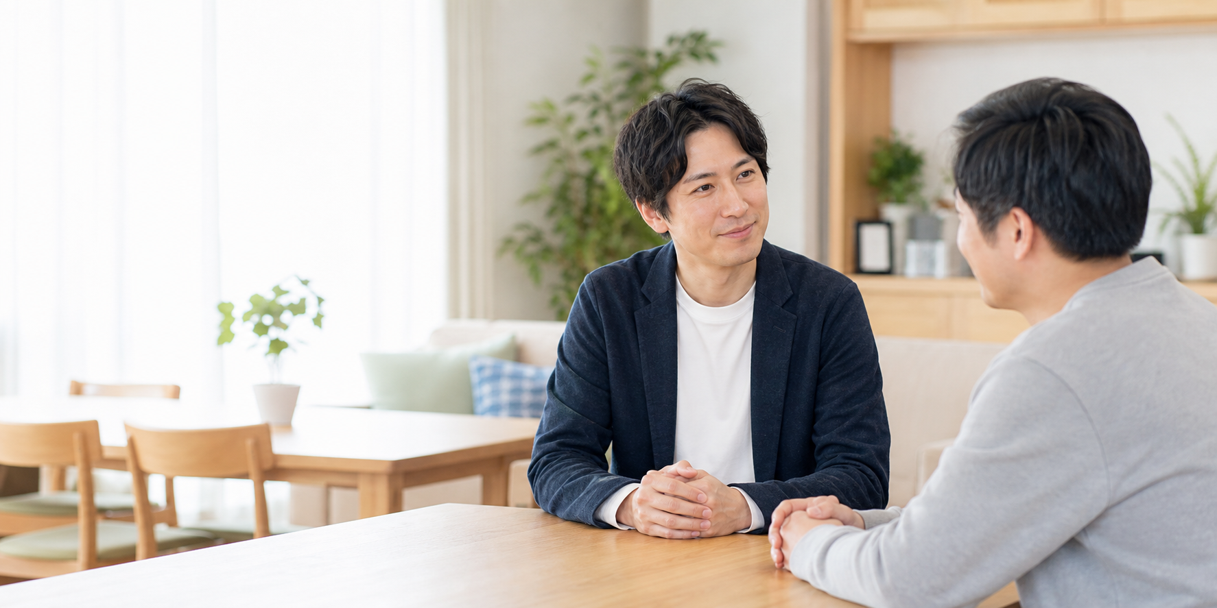 明るい共同生活の場で、利用者様の話に丁寧に耳を傾ける支援スタッフ