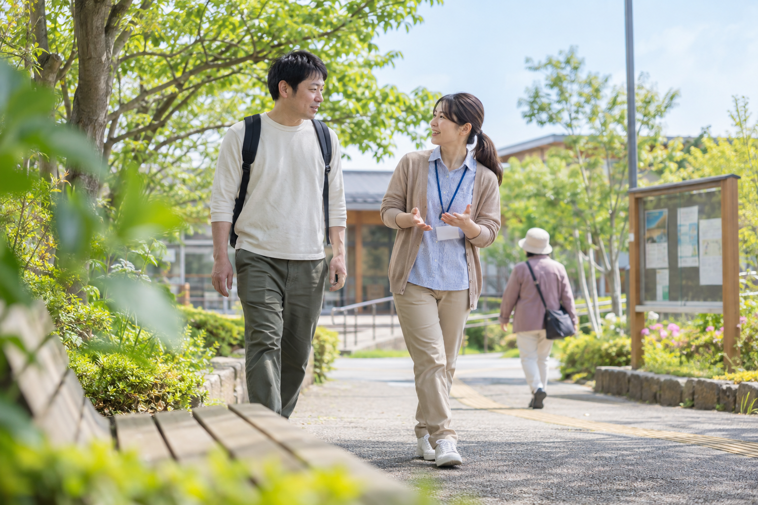 地域の緑道を歩きながらスタッフと生活について話す様子